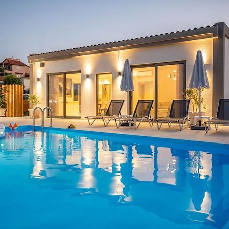 Halaro Villa Gerani  Exterior photo
